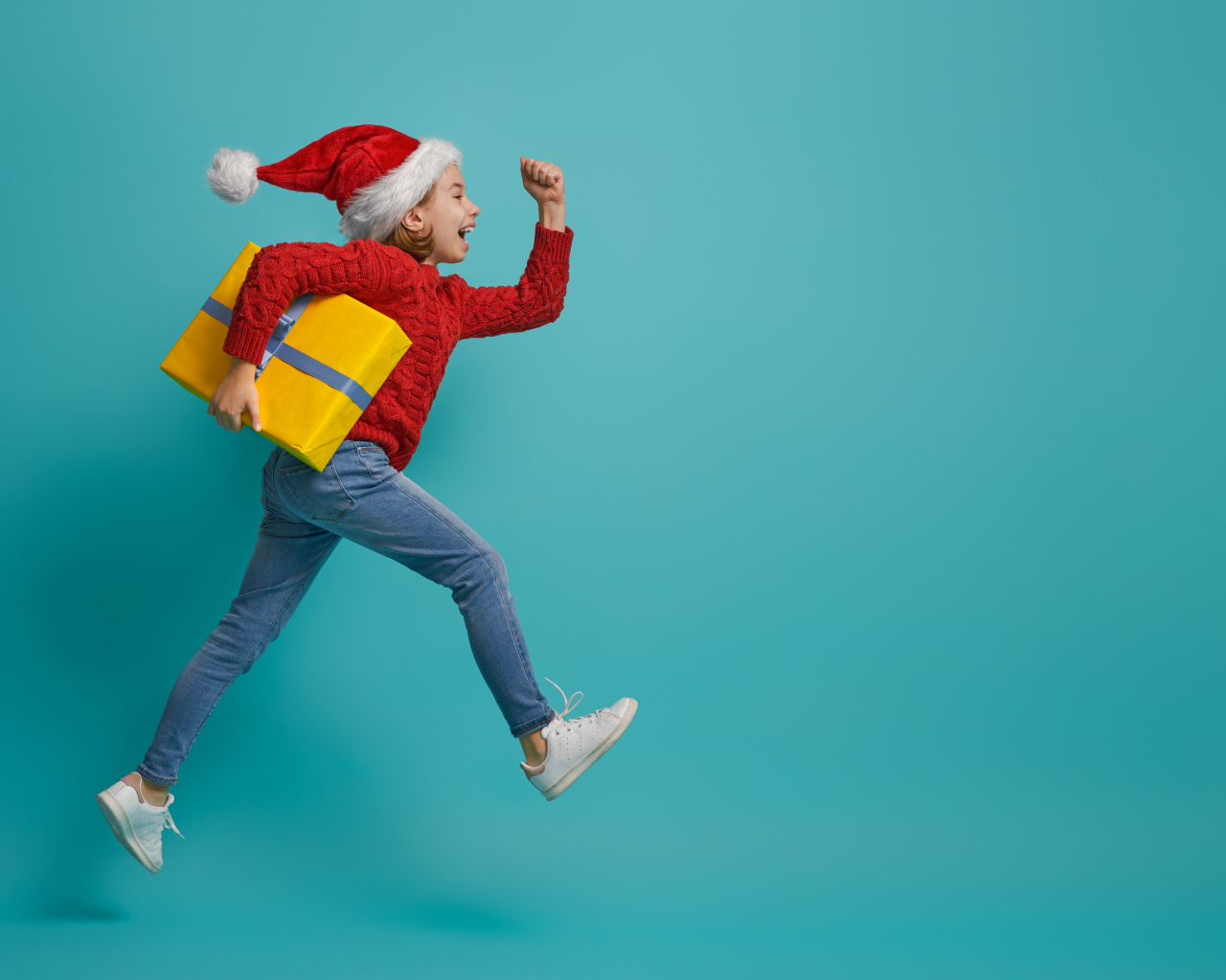 Маленькая девочка с подарком на голубом фоне 