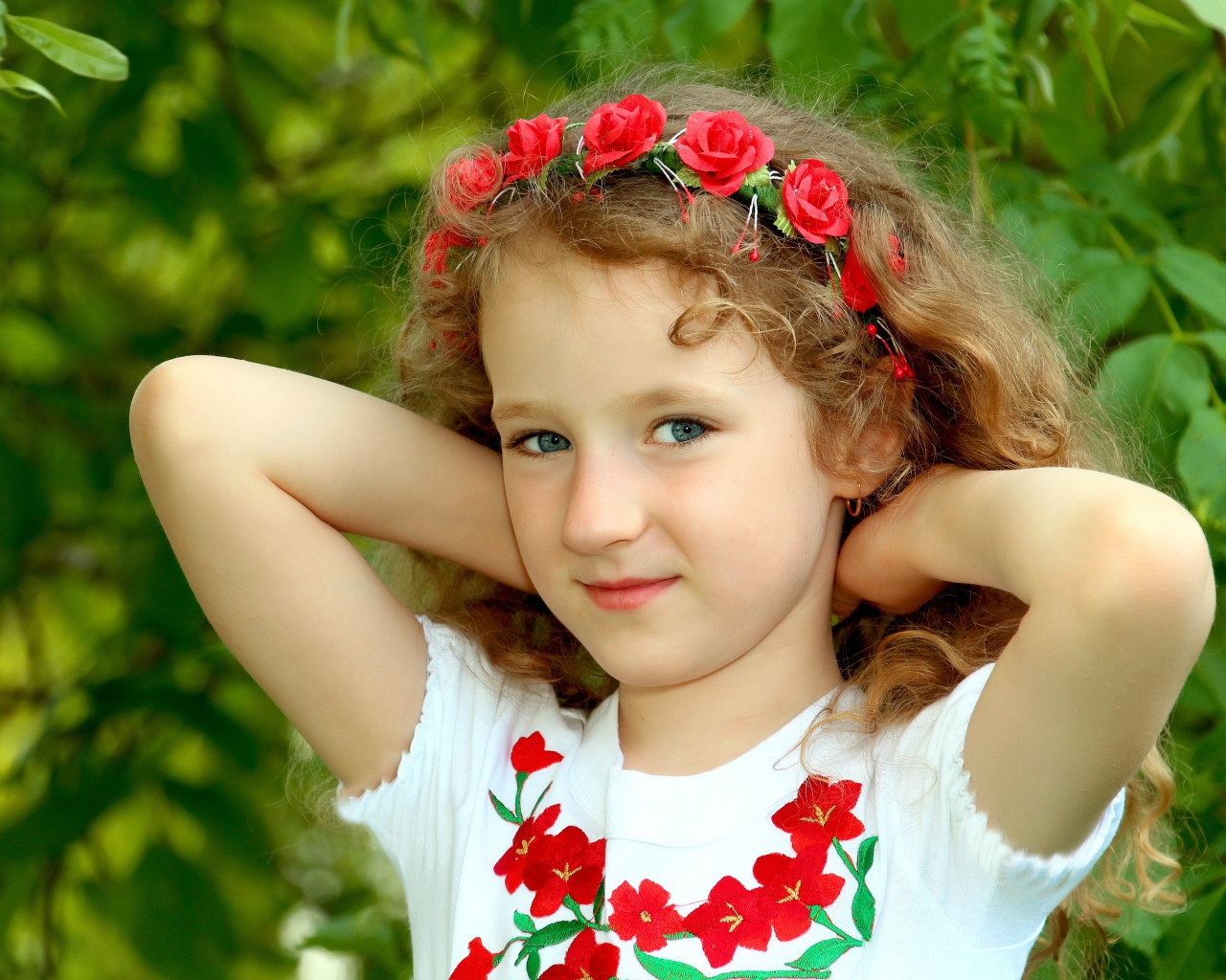 Маленькая  девочка с обручем с цветами на голове 