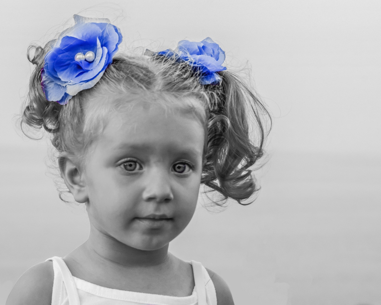 Маленькая девочка с голубыми бантиками в волосах 