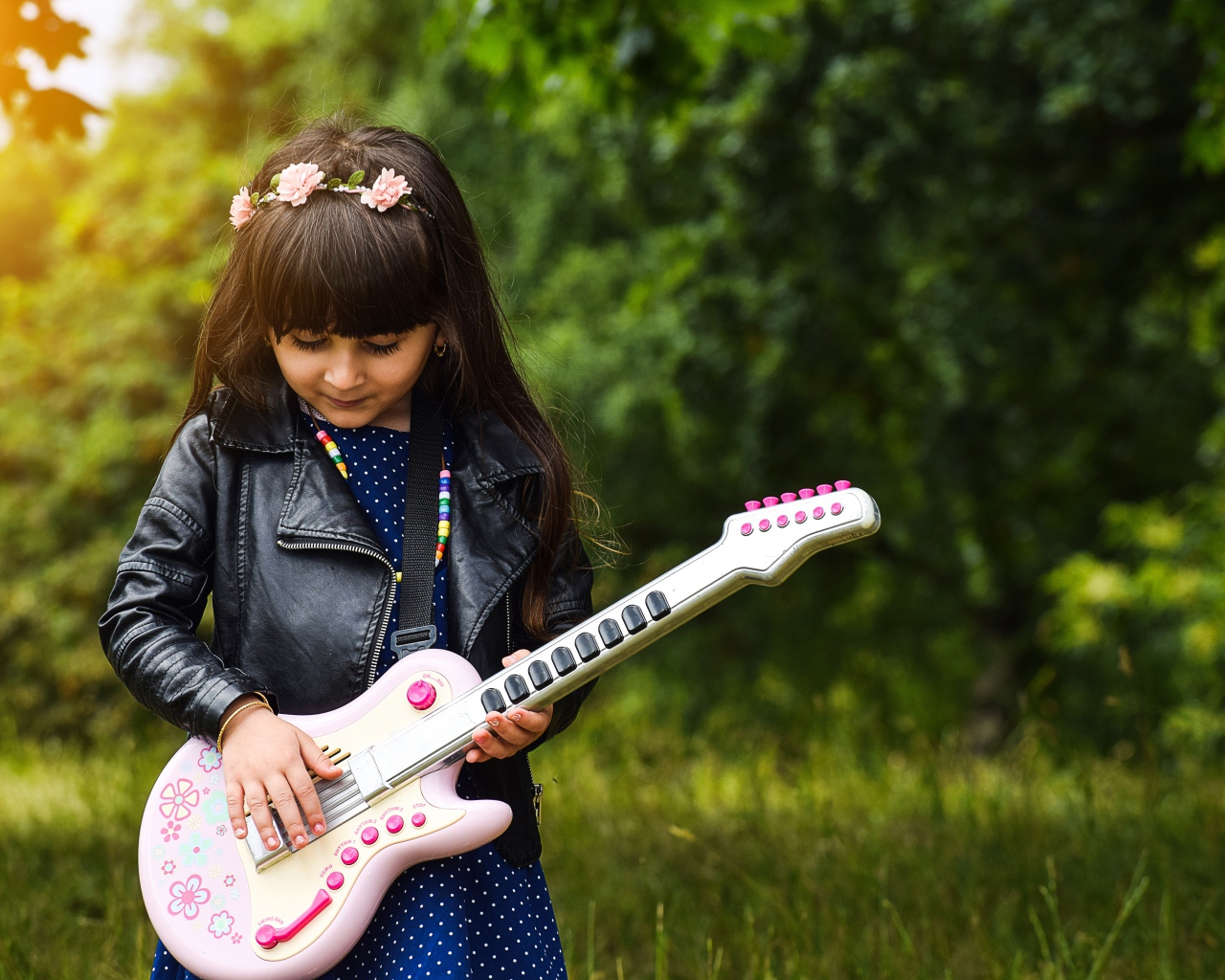 Маленькая девочка с игрушечной гитарой