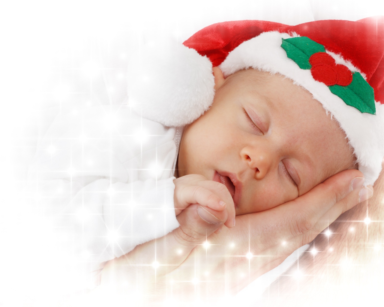 Маленький спящий ребенок в новогодней шапке 