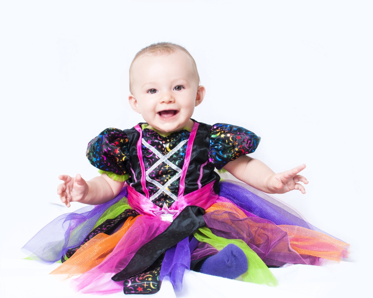 Маленькая улыбающаяся девочка на белом фоне 