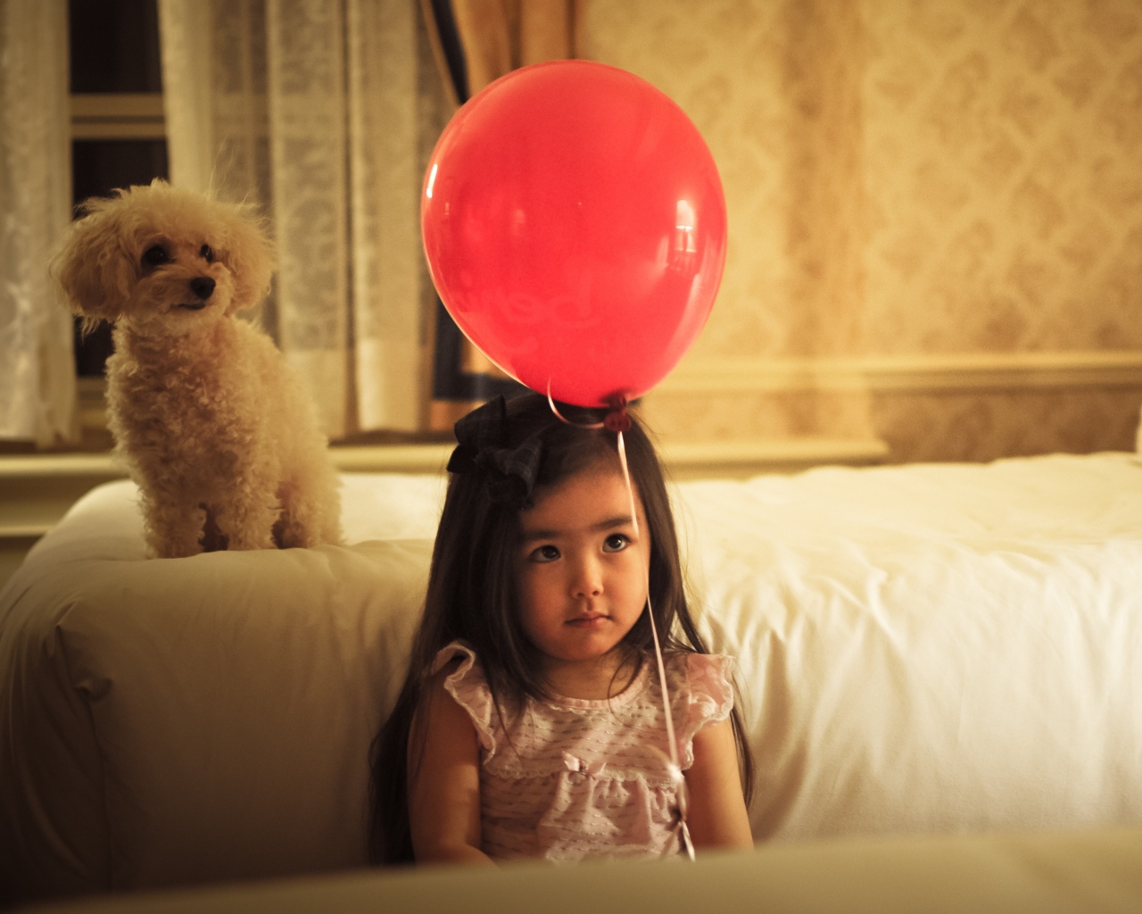 Грустная девочка азиатка с красным шариком