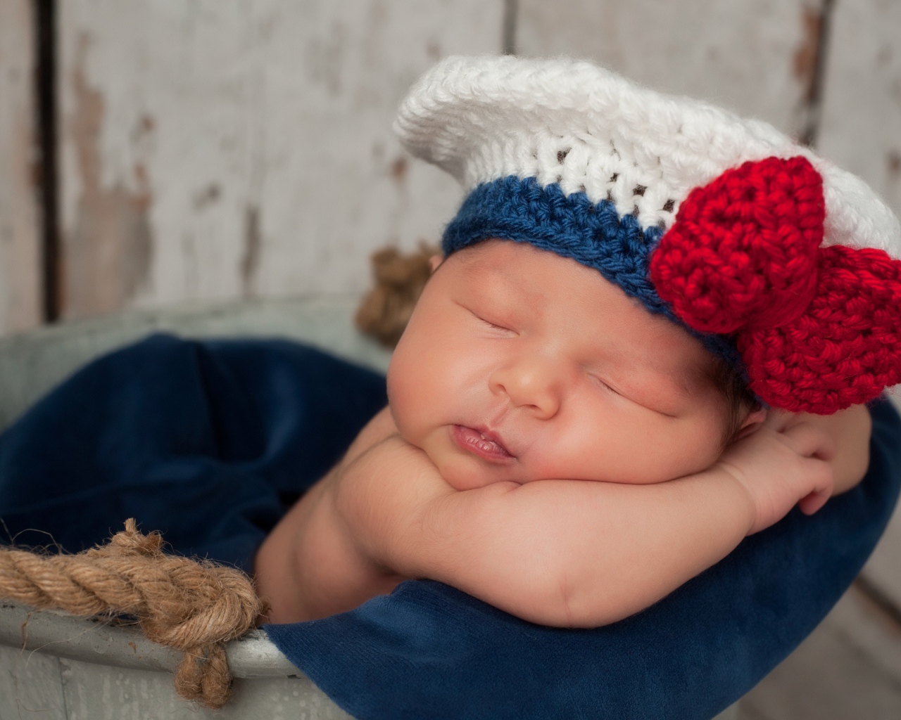 Маленький грудной ребенок в вязаной шапке 
