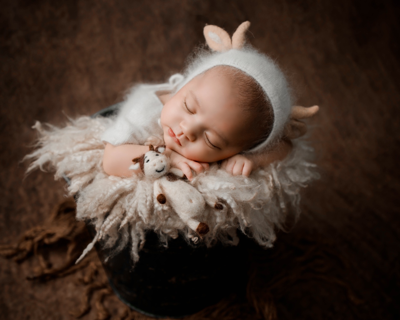 Маленький грудной ребенок спит в ведре