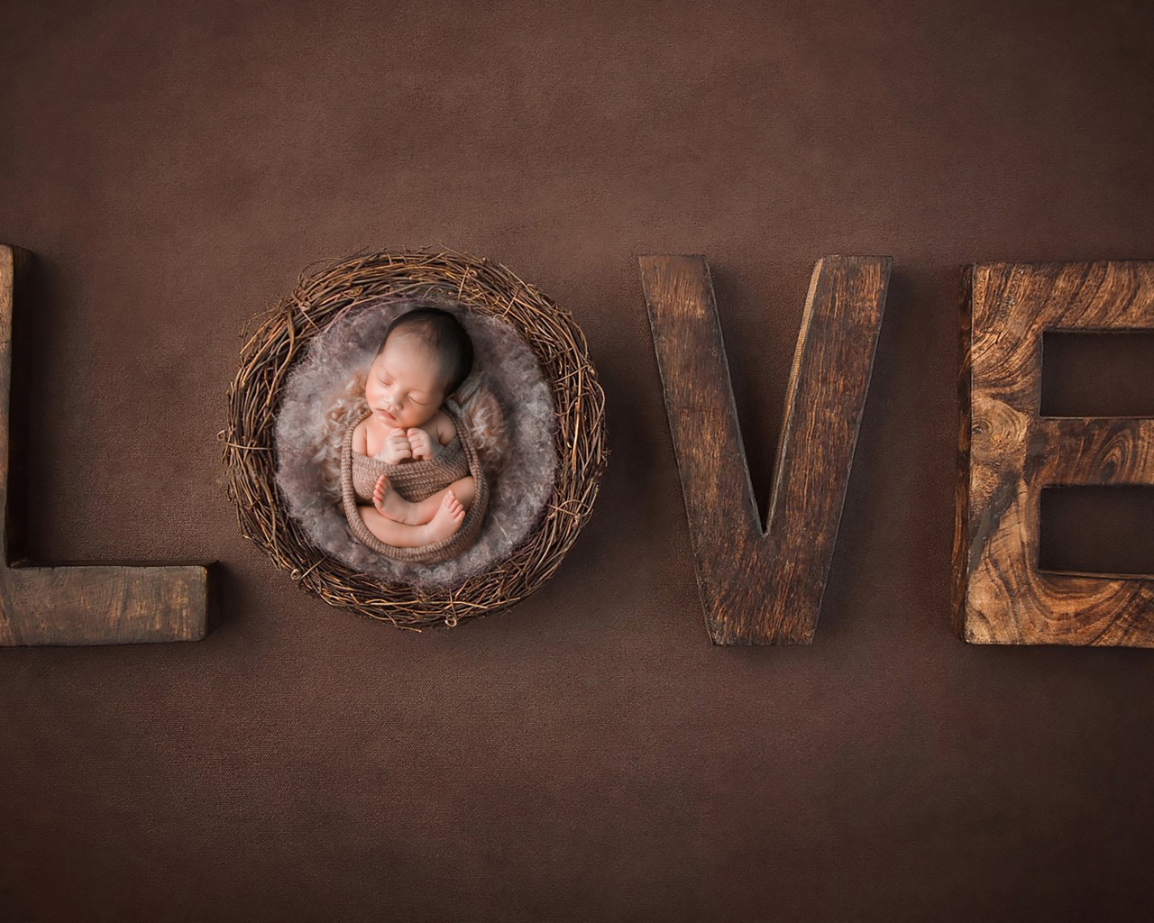 Маленький грудной ребенок с надписью любовь 