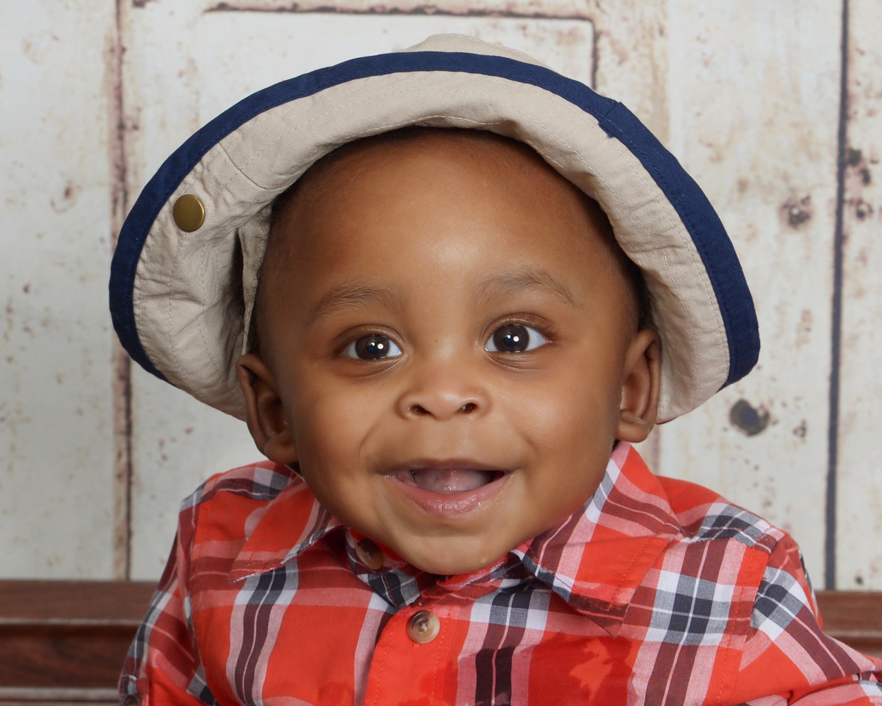 Улыбающийся темнокожий мальчик в панаме
