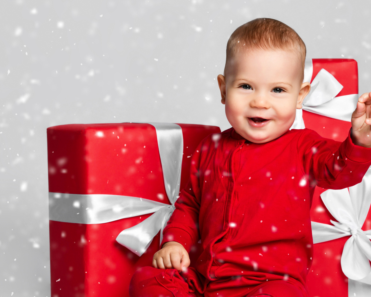 Улыбающийся ребенок с большими красными подарками 