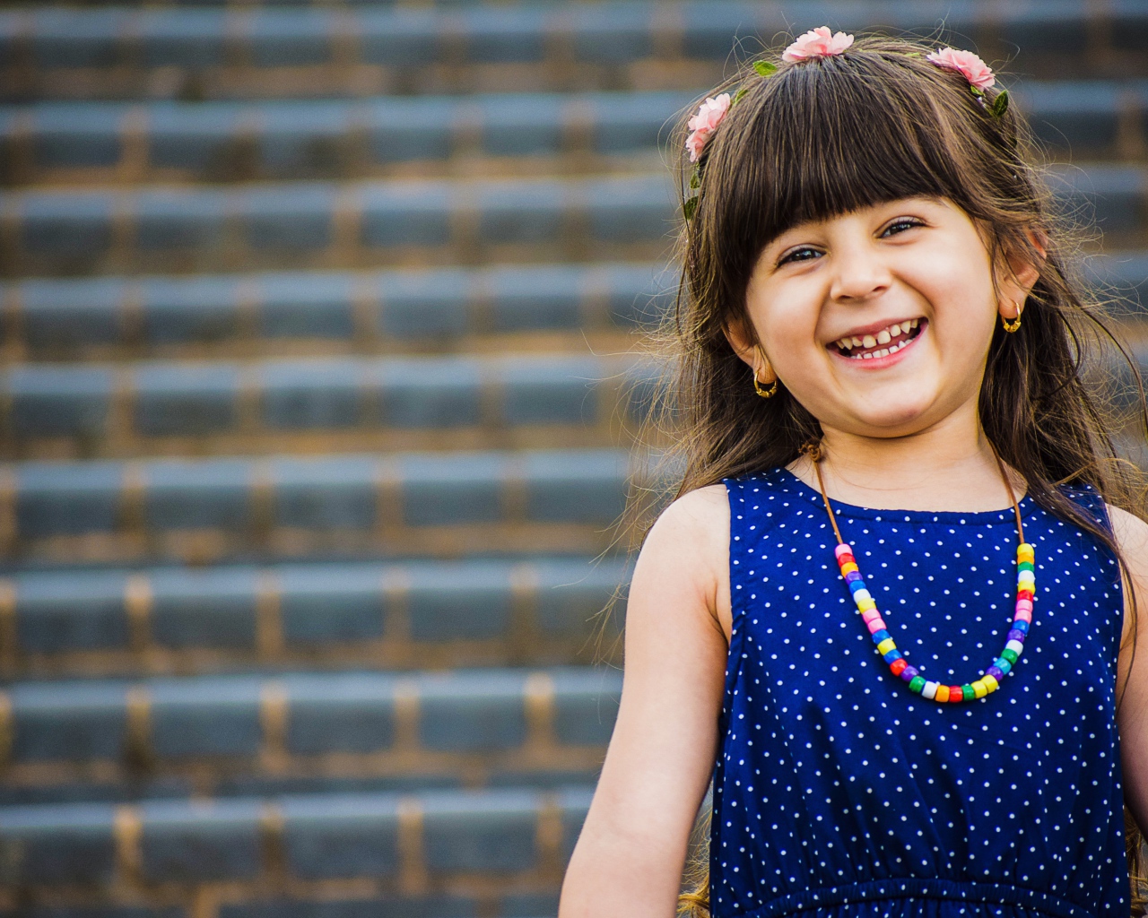 Улыбающаяся маленькая девочка в платье
