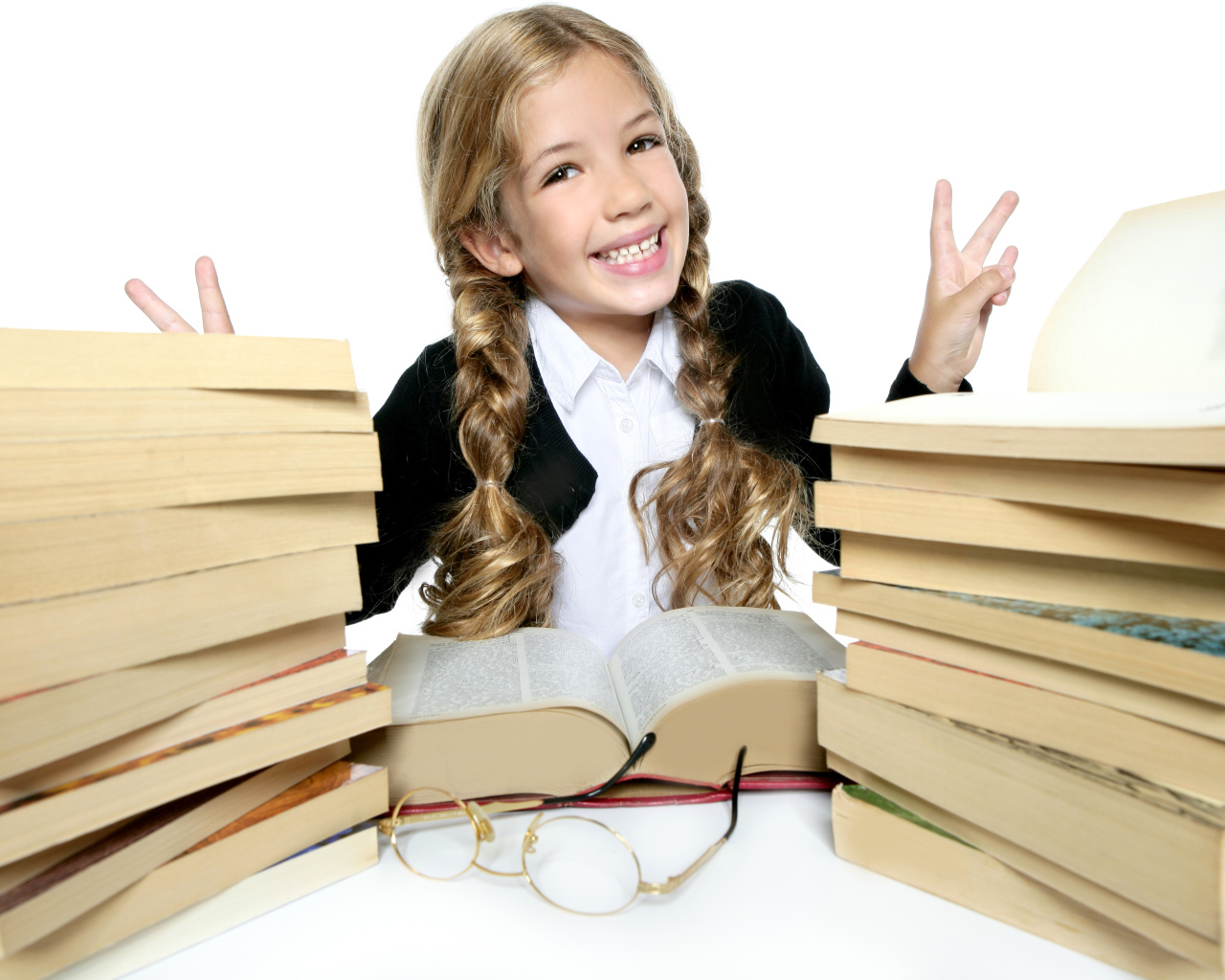 Улыбающаяся девочка школьница с книгами на белом фоне