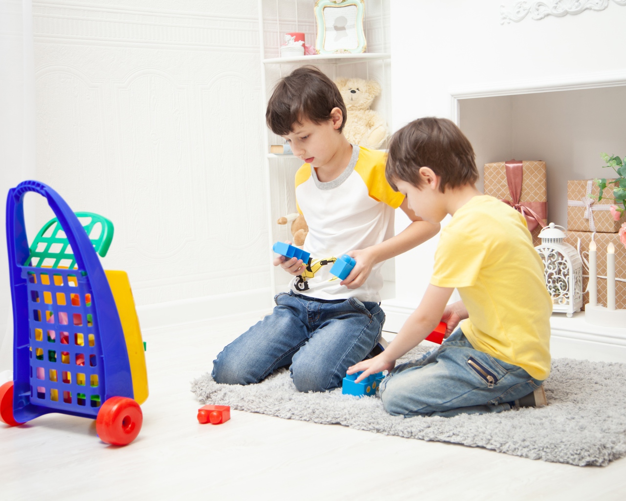 Два маленьких мальчика играет на полу