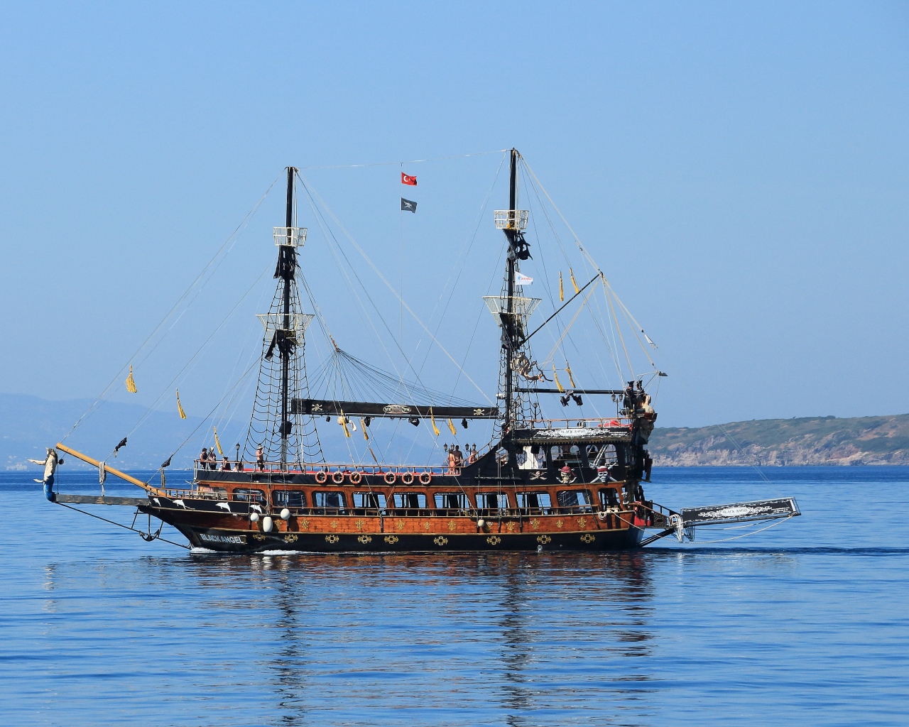 Большой красивый пиратский корабль в море 