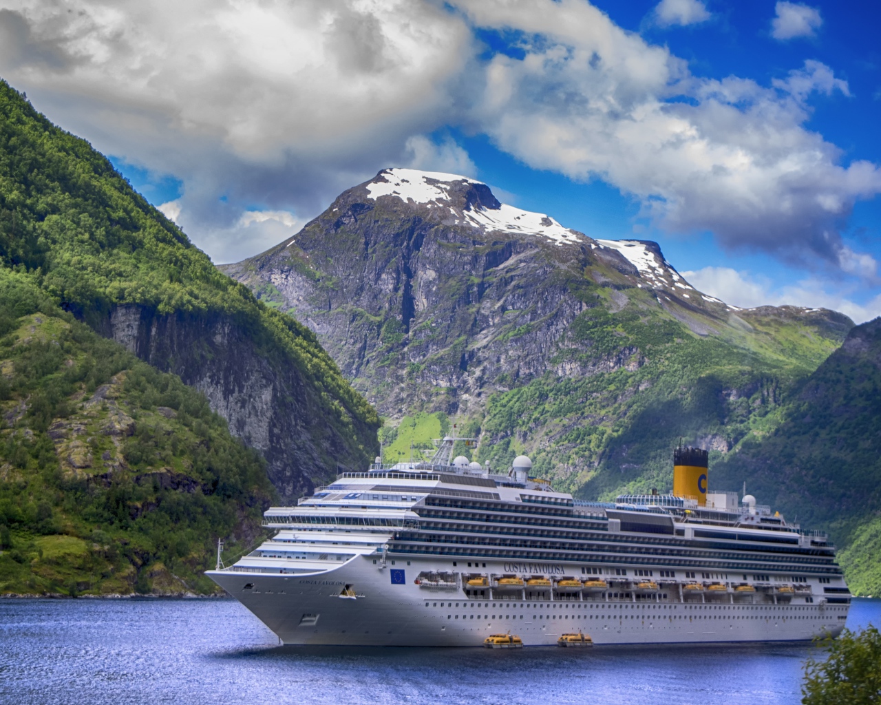 Большой белый круизный лайнер в фьорде 