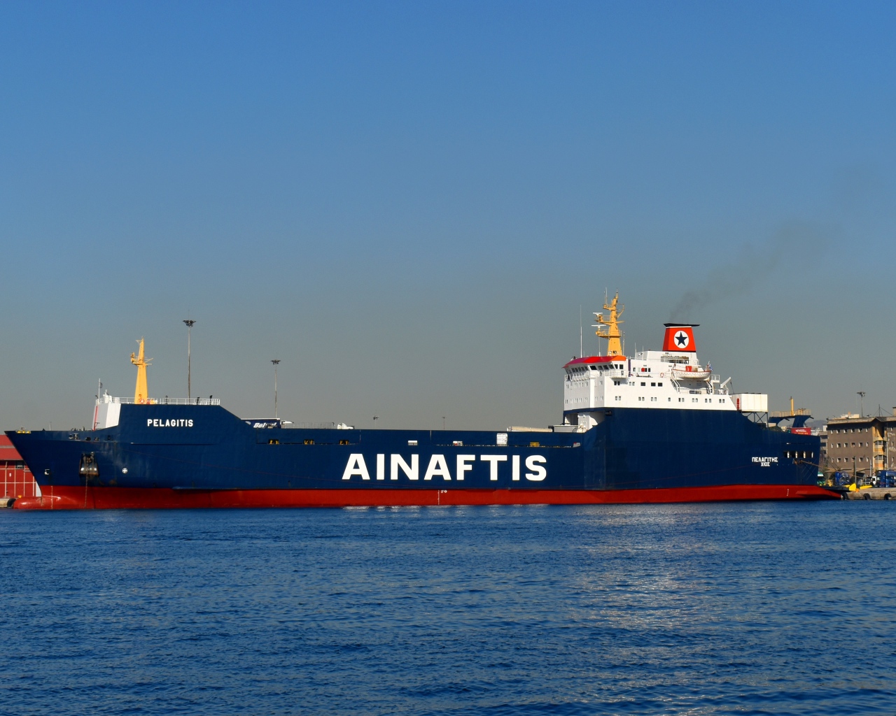 Грузовой танкер Ainaftis в гавани 