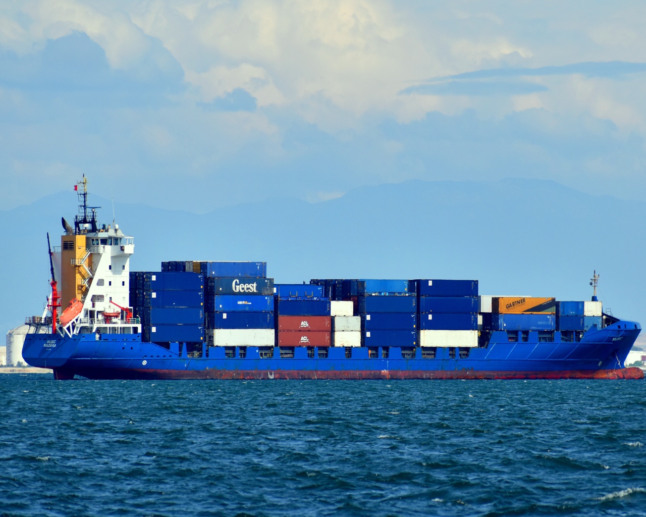 Грузовой танкер с контейнерами в море