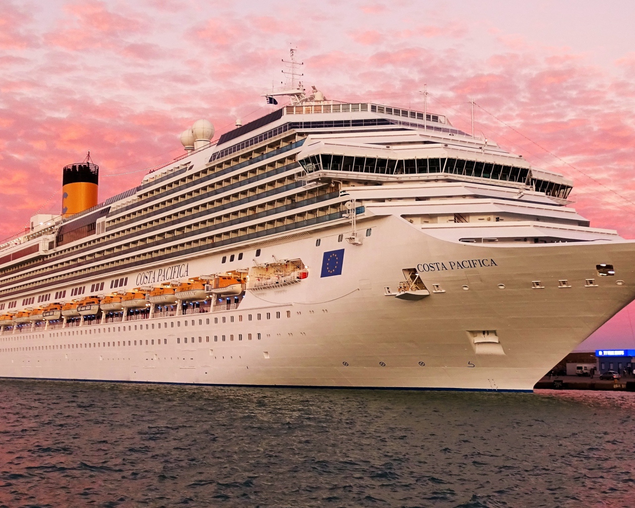 Круизный лайнер Costa Pacifica на фоне розового неба