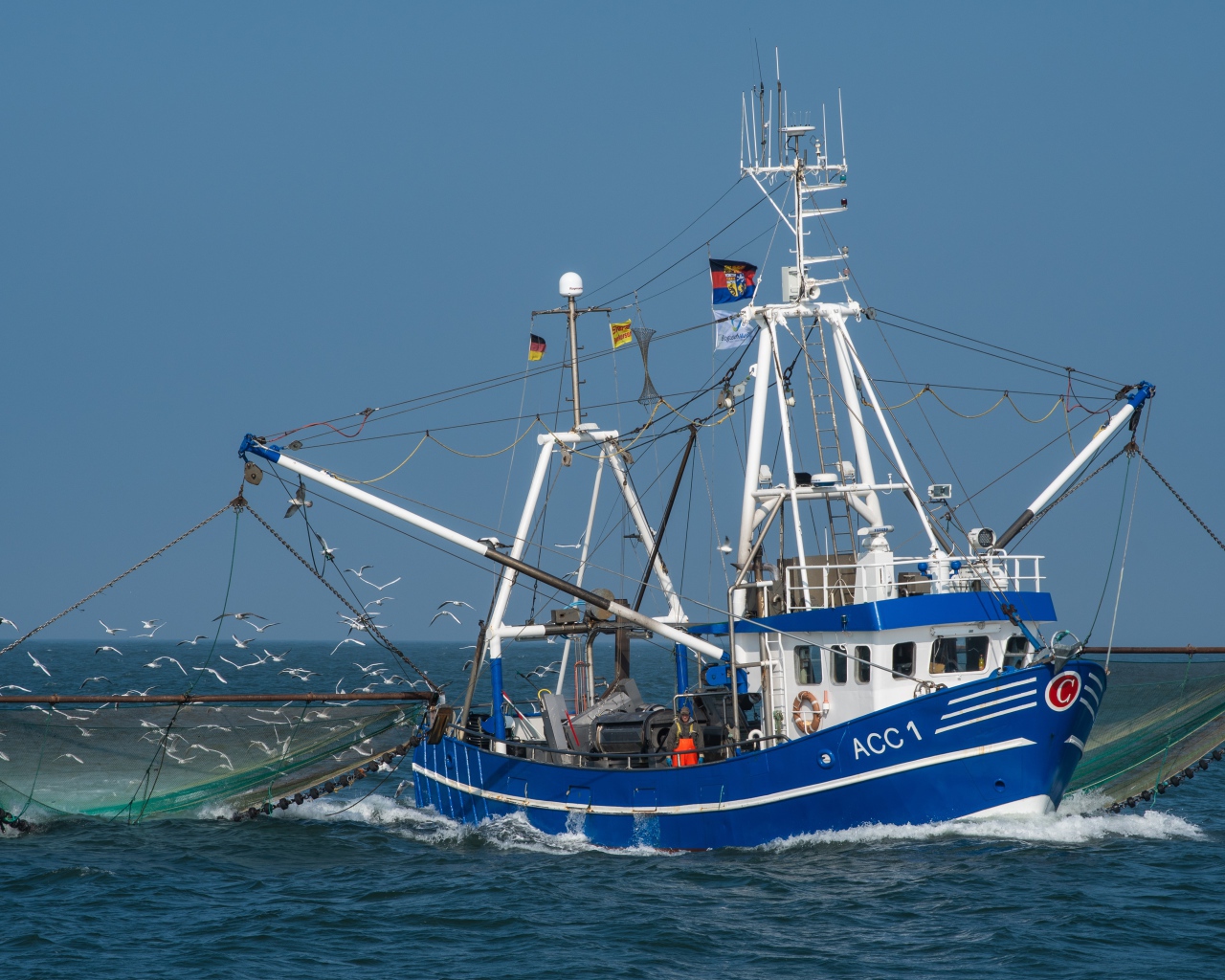 Рыболовецкая шхуна с сетями в море 