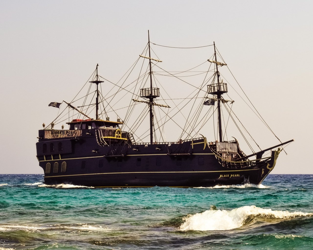 Большой черный пиратский корабль Black Pearl