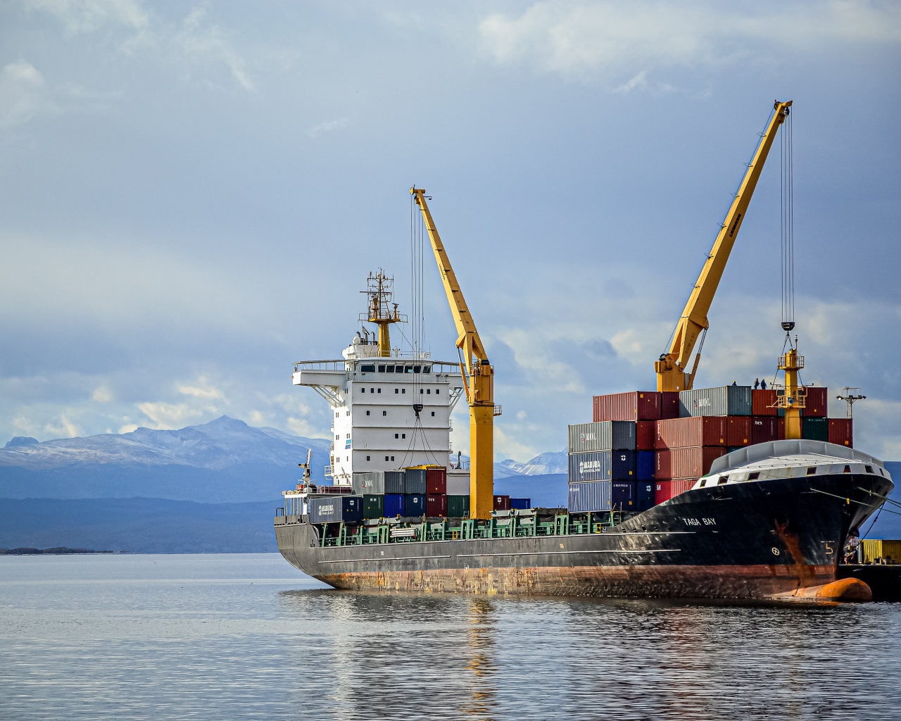 Большой грузовой корабль с контейнерами уходит в рейс 