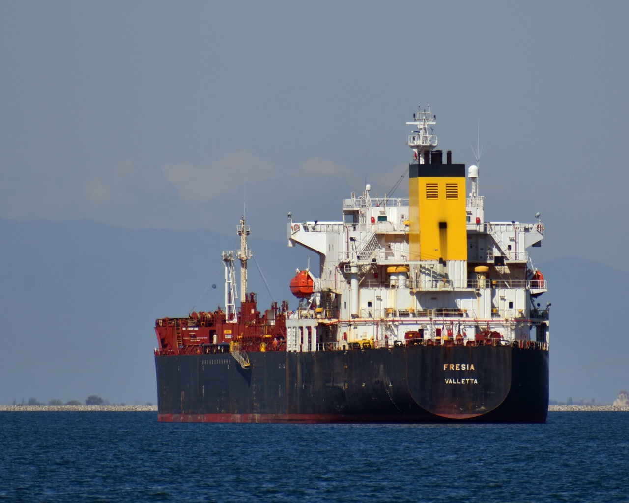 Большой контейнеровоз в море 