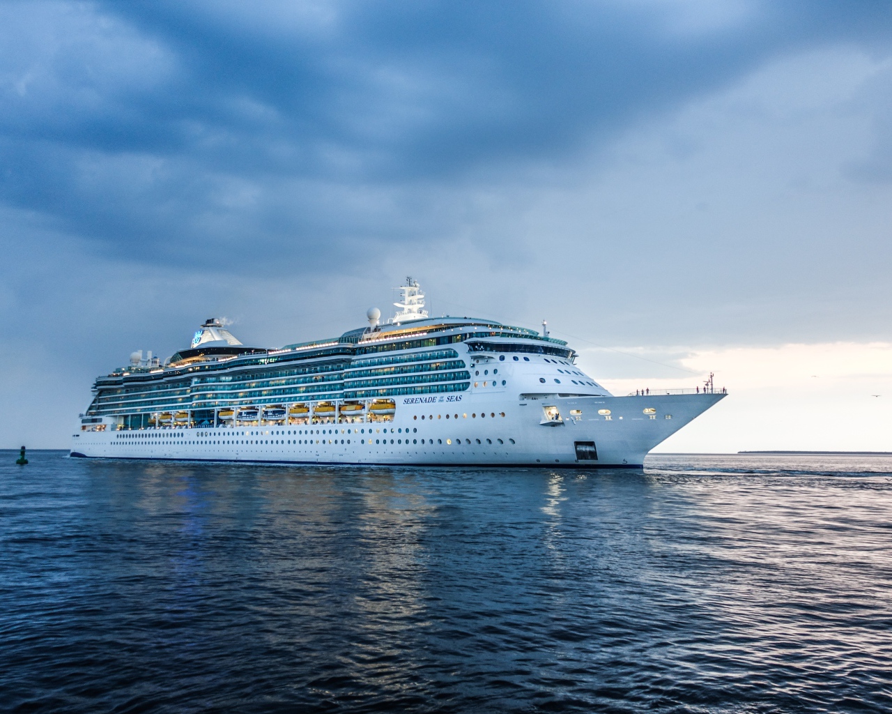 Большой круизный лайнер Serenade of the Seas в море 