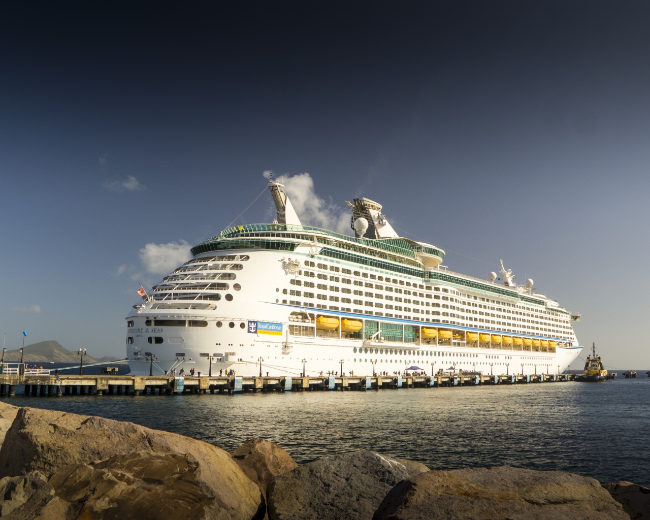 Большой круизный лайнер в море 