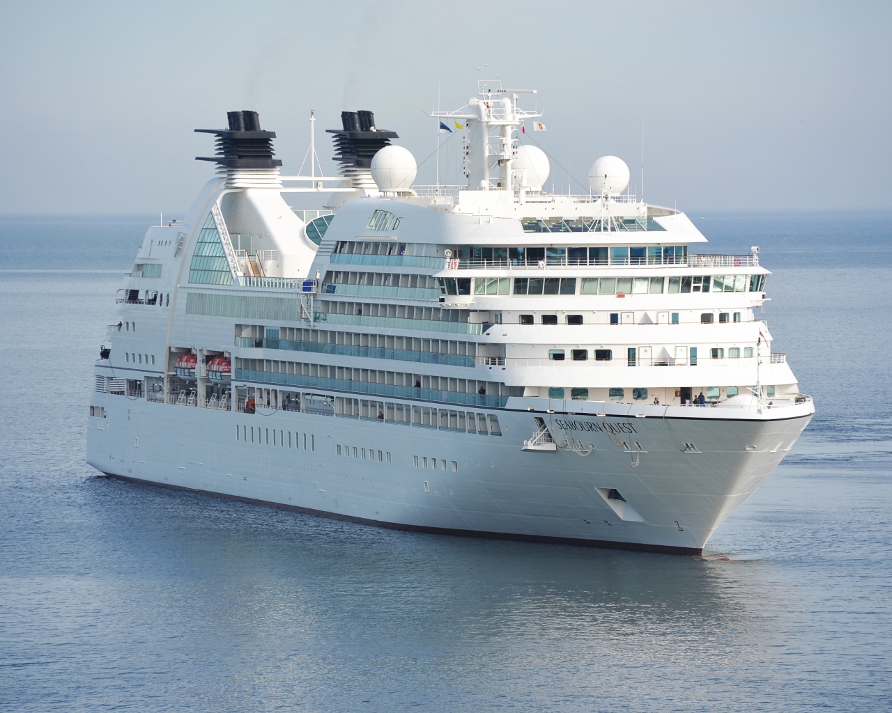 Большой многопалубный круизный лайнер Seabourn Quest 