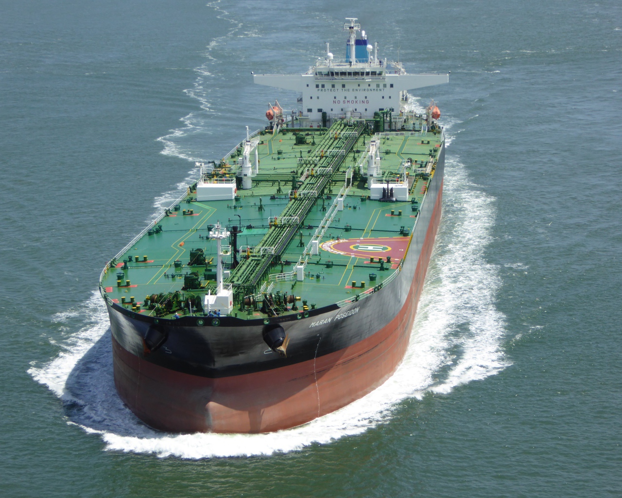 Большой нефтяной танкер в море