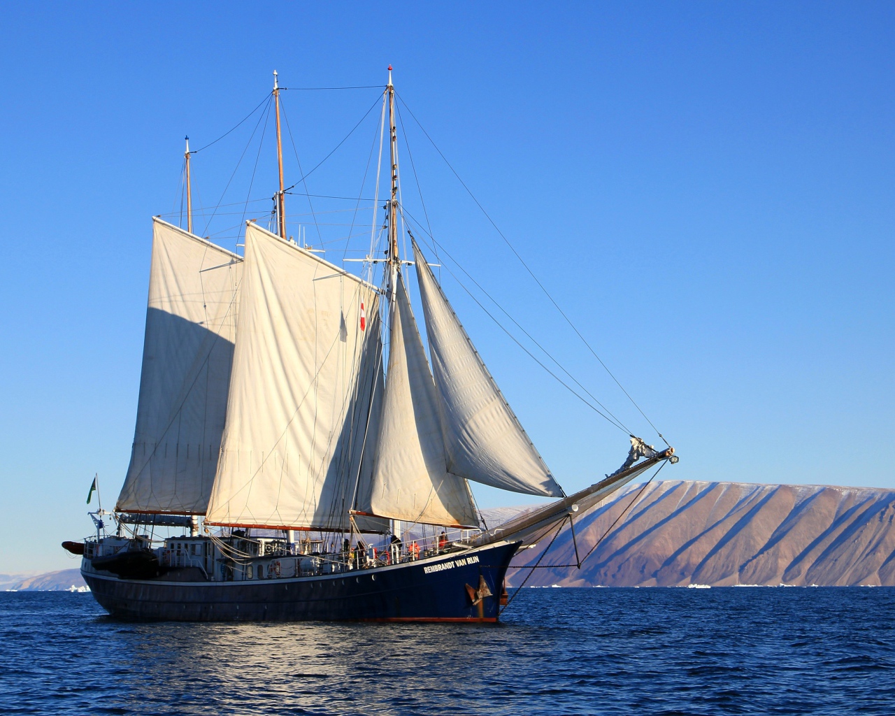 Большой парусный фрегат у гор 