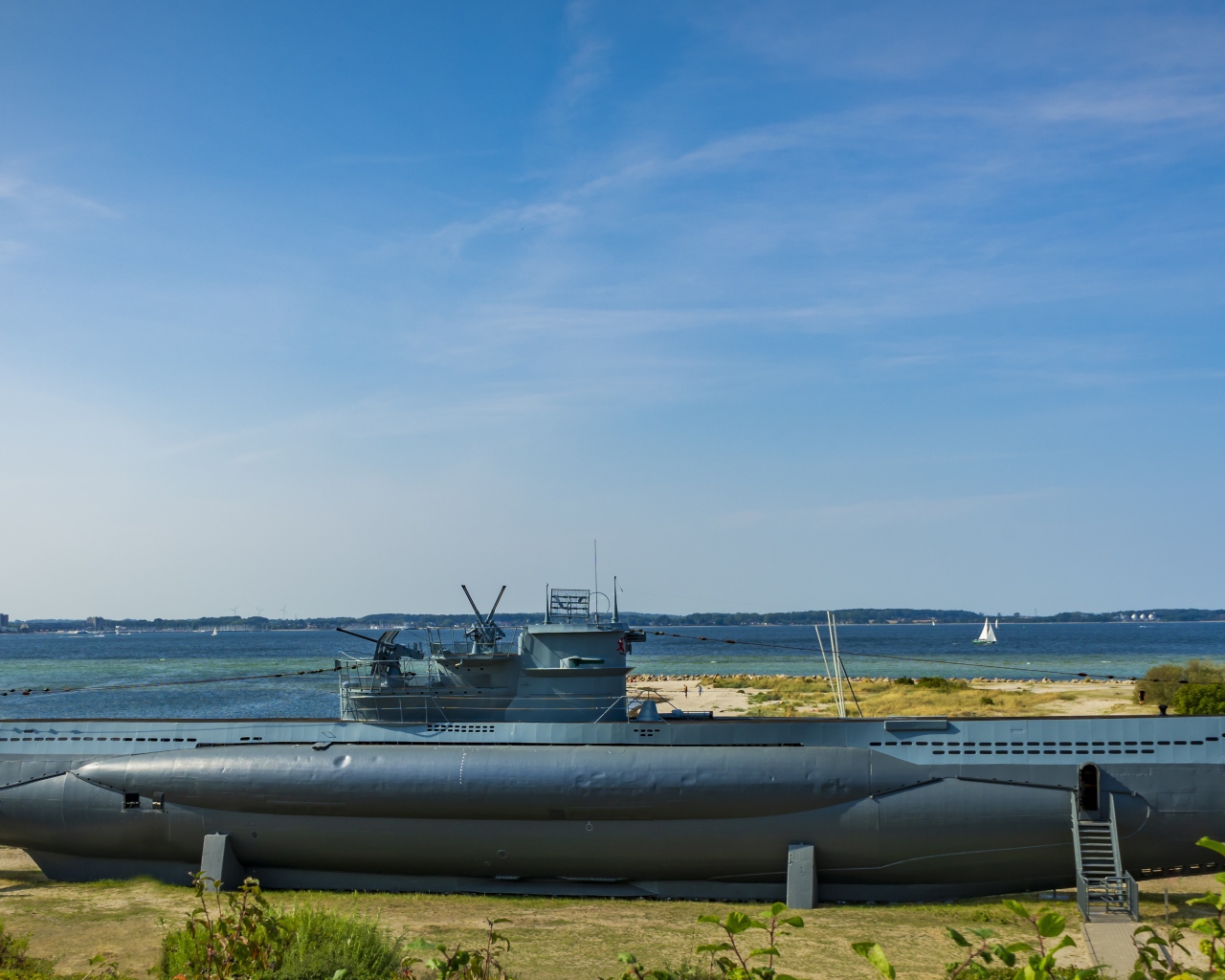Большая подводная лодка на берегу Балтийского моря
