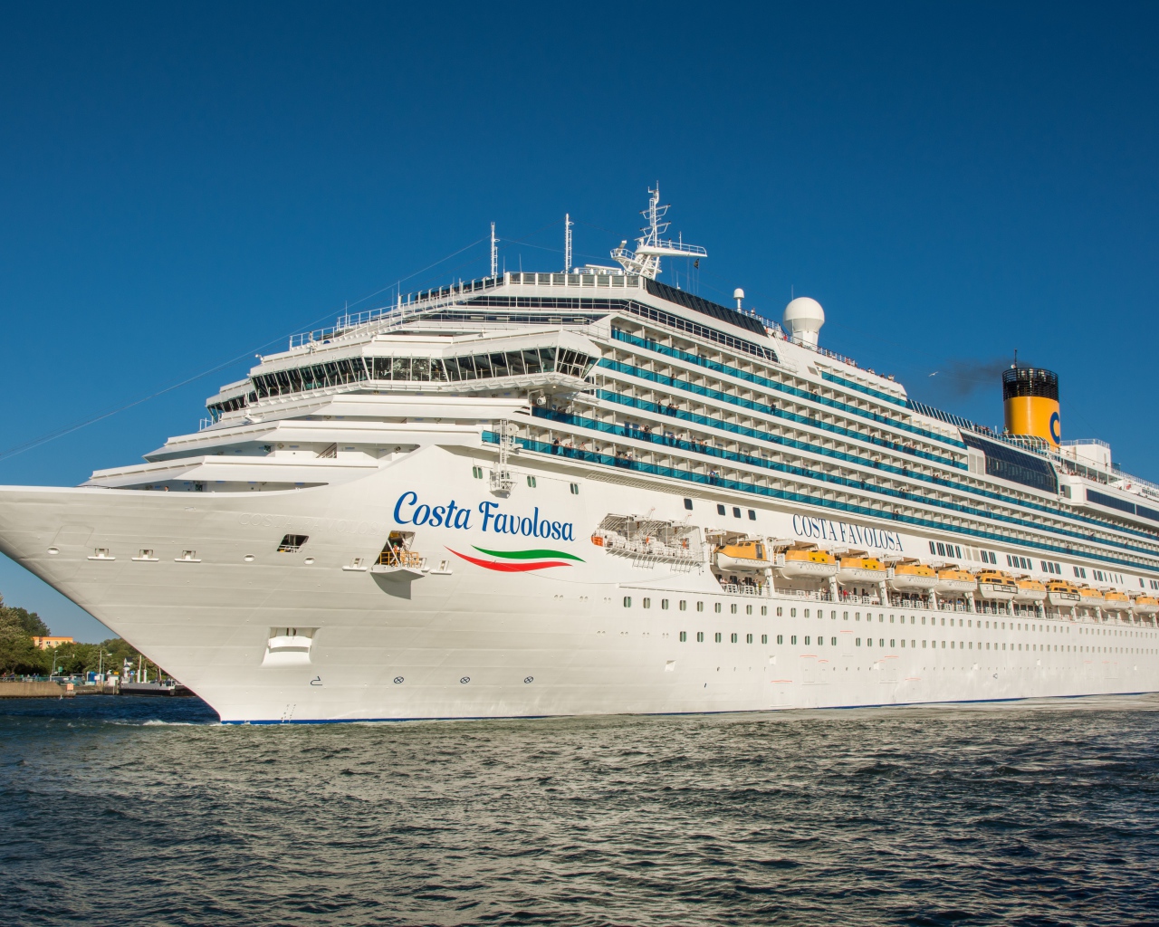 Большой белый круизный лайнер Costa Favolosa 