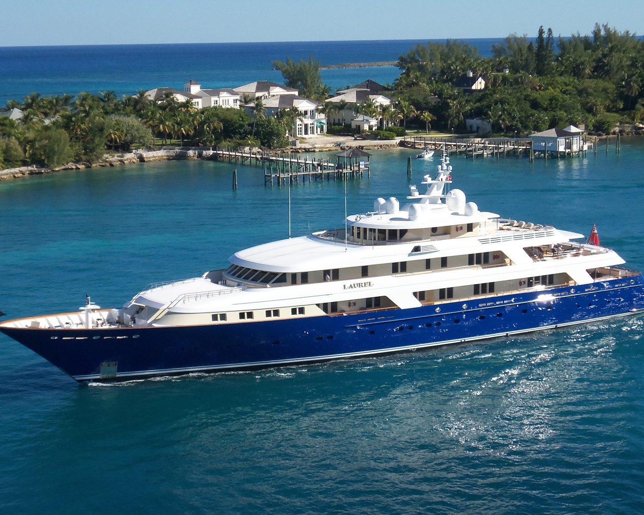 Большая яхта Laurel уходит в море