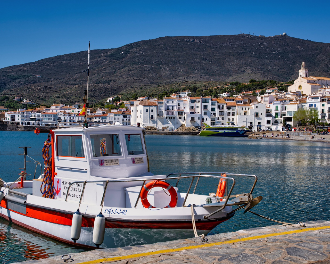 Моторная лодка на побережье Греции 