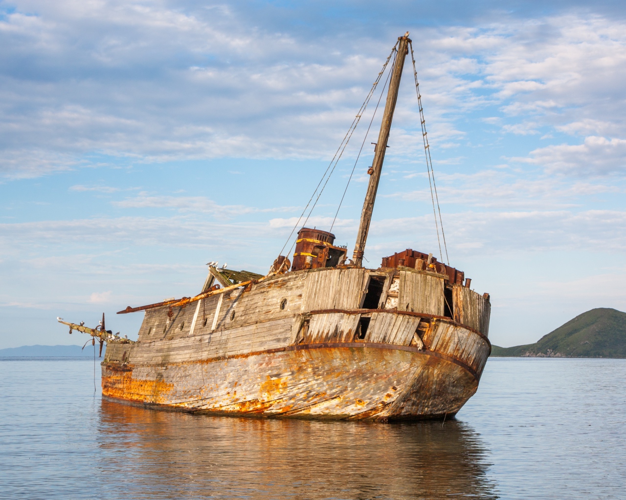 Старый разрушенный корабль на берегу 