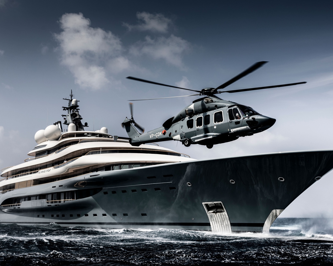 Вертолет приземляется на яхту в море