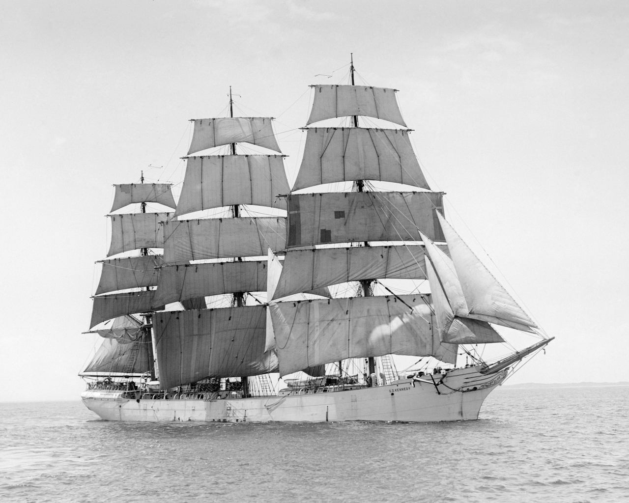 Трехмачтовое парусное судно черно-белое фото