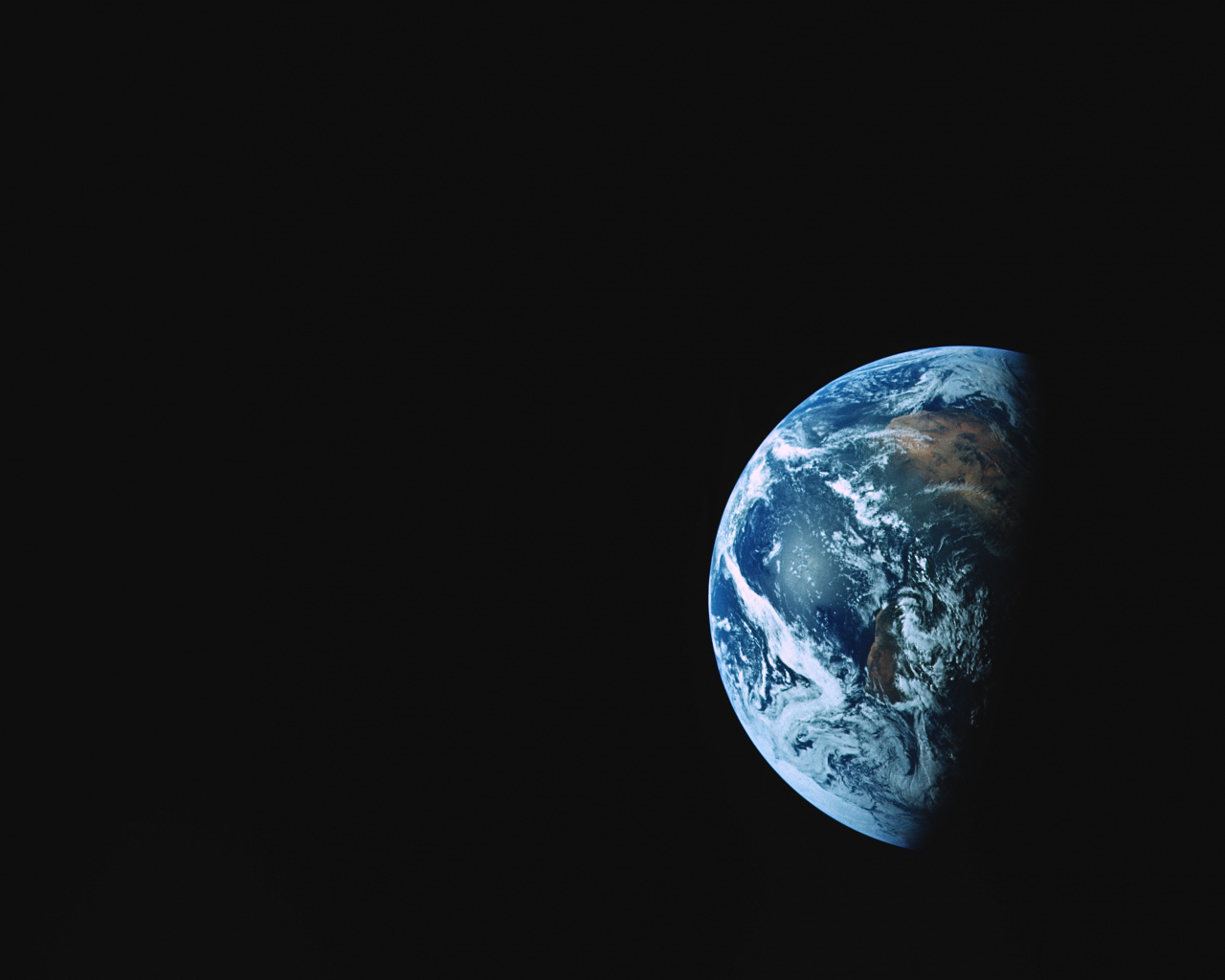 Тень падает на планету Земля