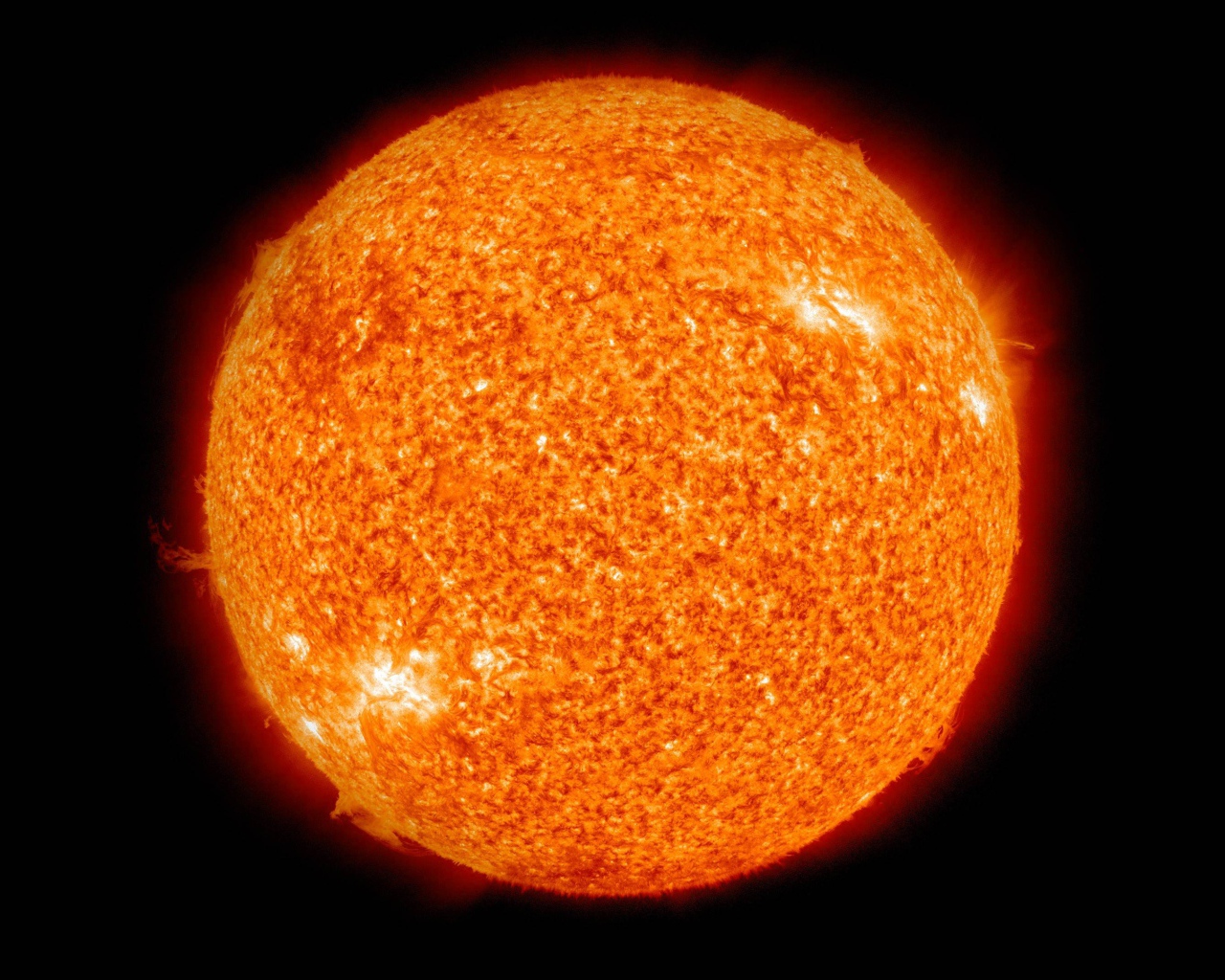 Большое огненное солнце на черном фоне