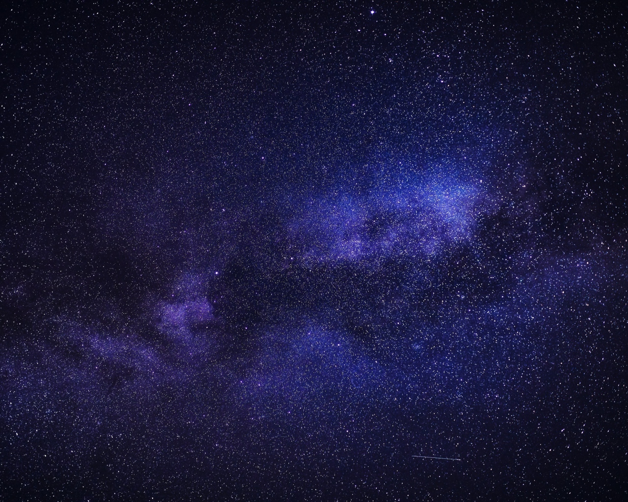 Млечный путь и звезды в синем ночном небе