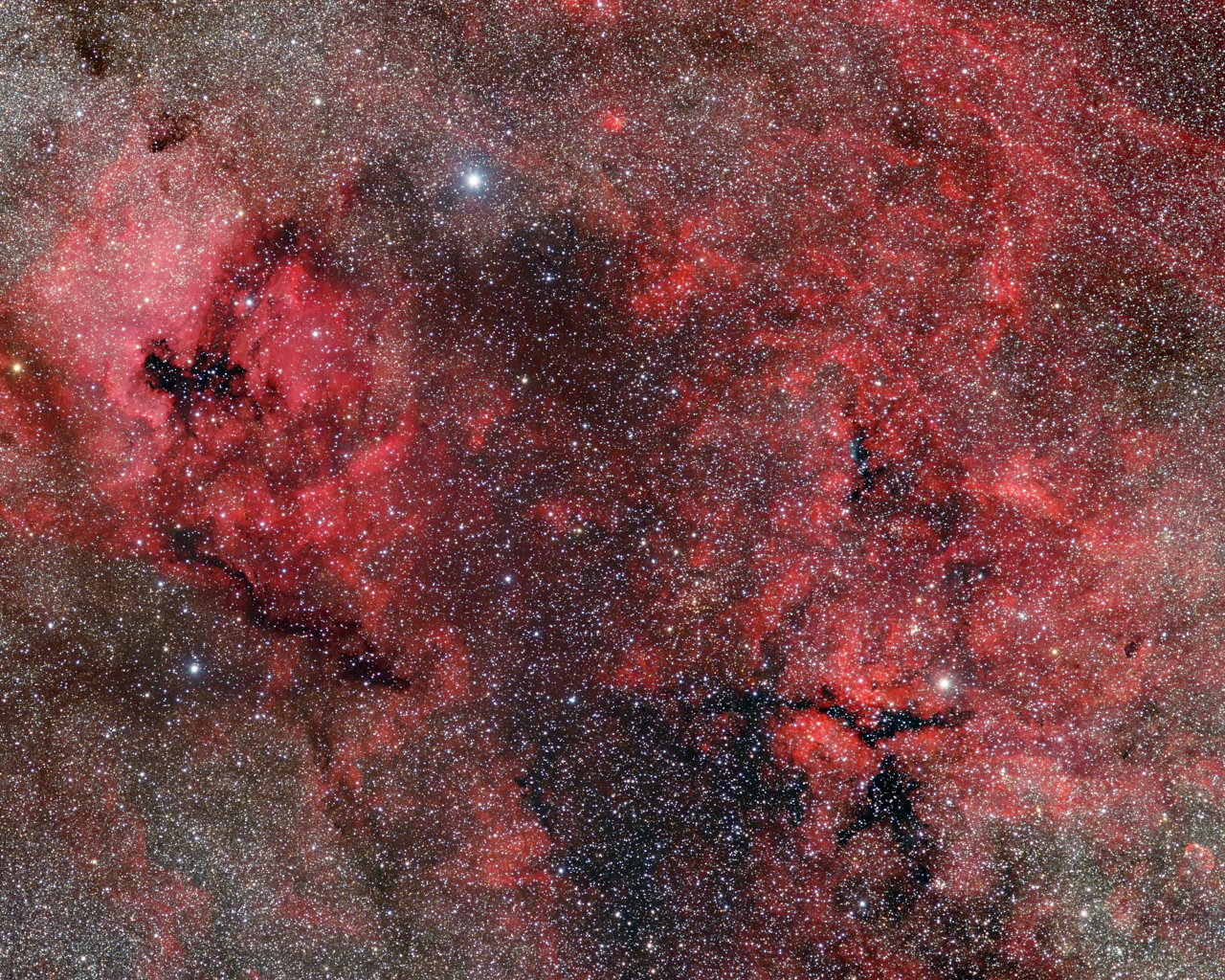 Розовая туманность в космосе