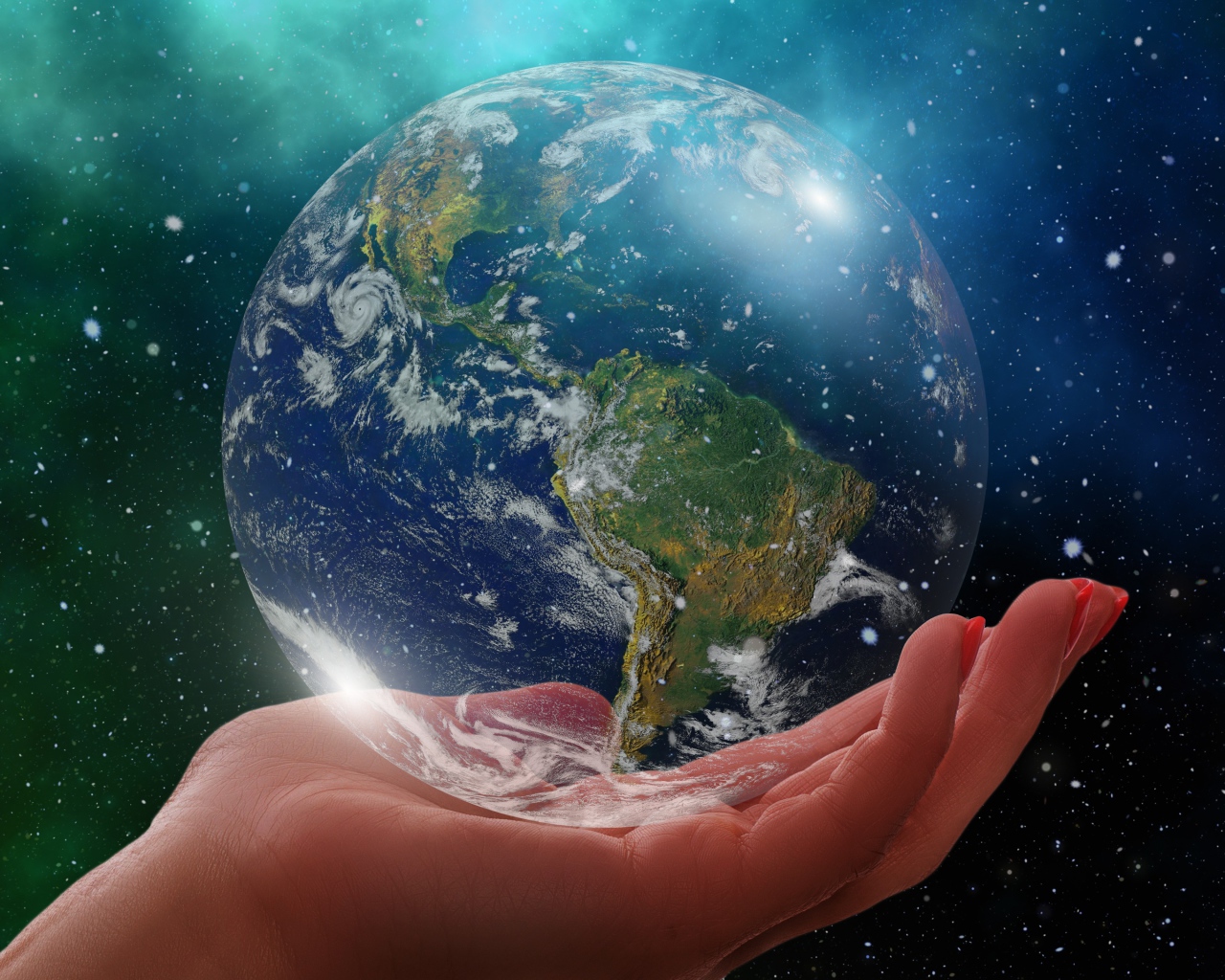 Планета Земля лежит на руке