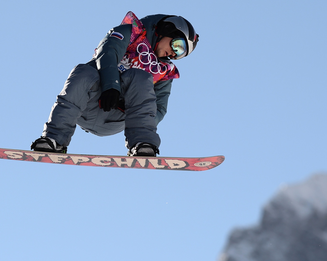 Мужчина сноубордист в прыжке 