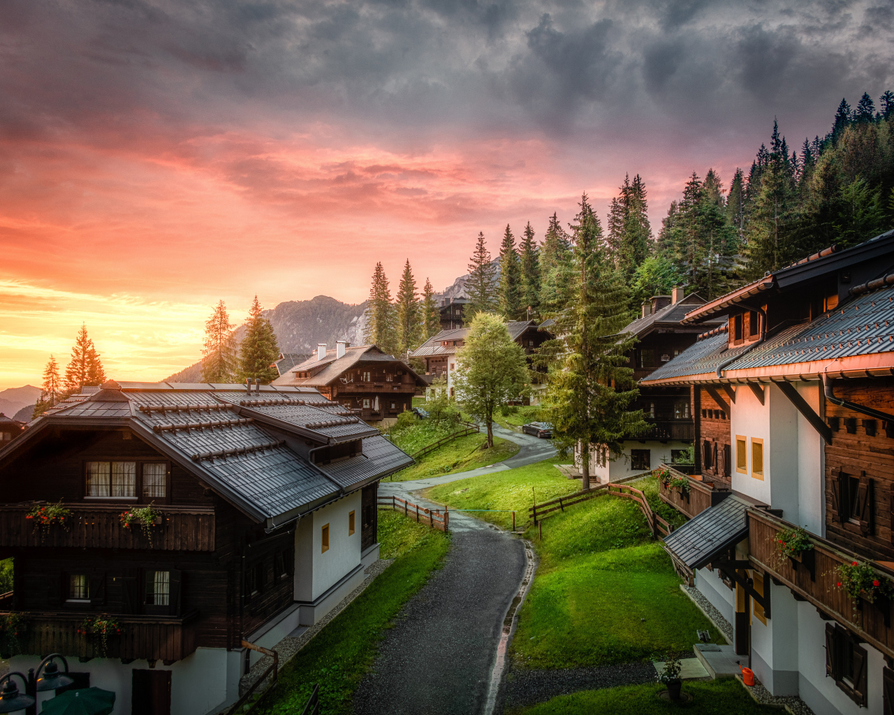 Дома у гор на закате солнца, Австрия 