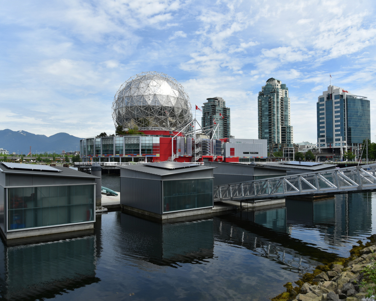 Красивые здания в городе Ванкувер, Канада