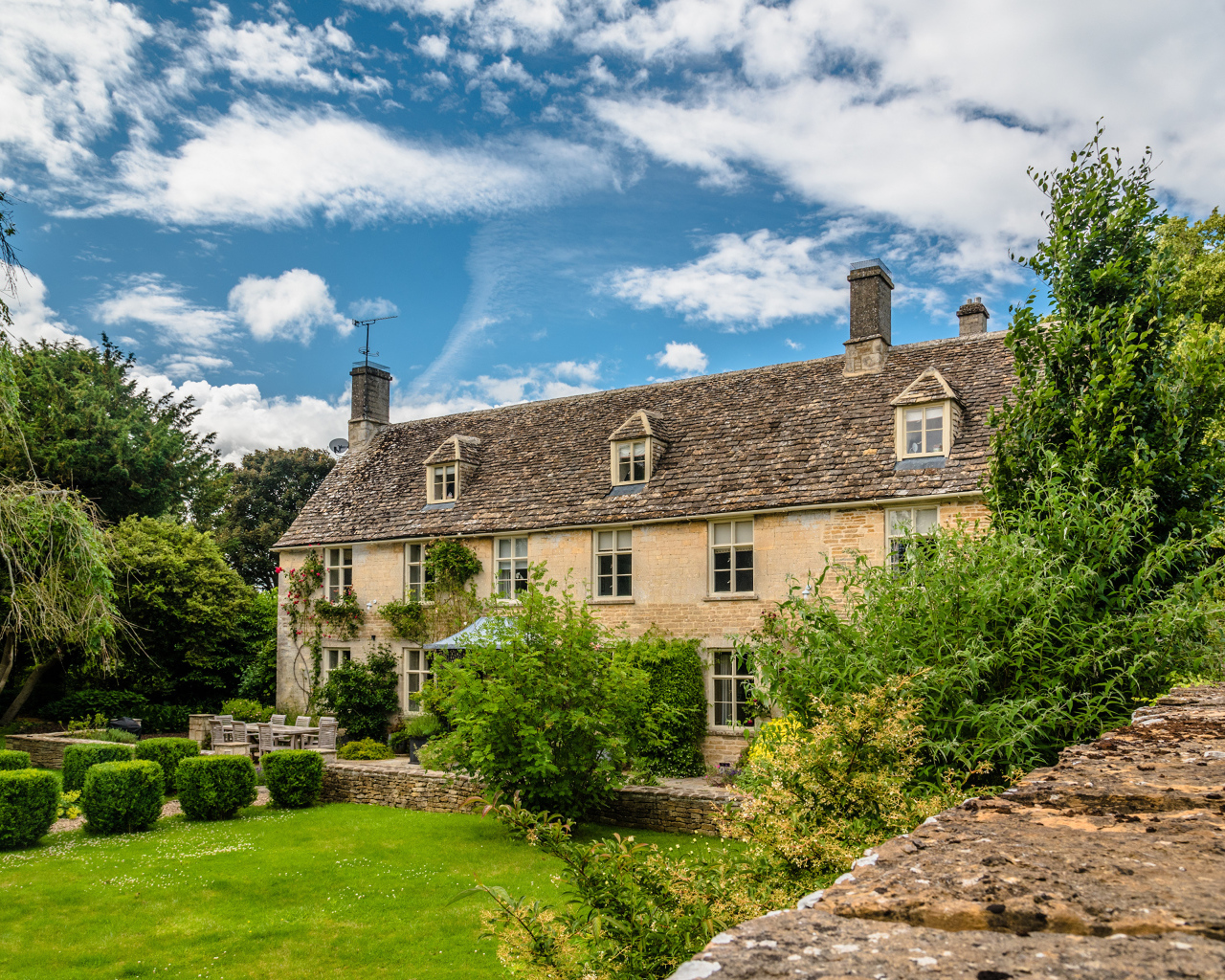 Красивый дом под голубым небом,Англия