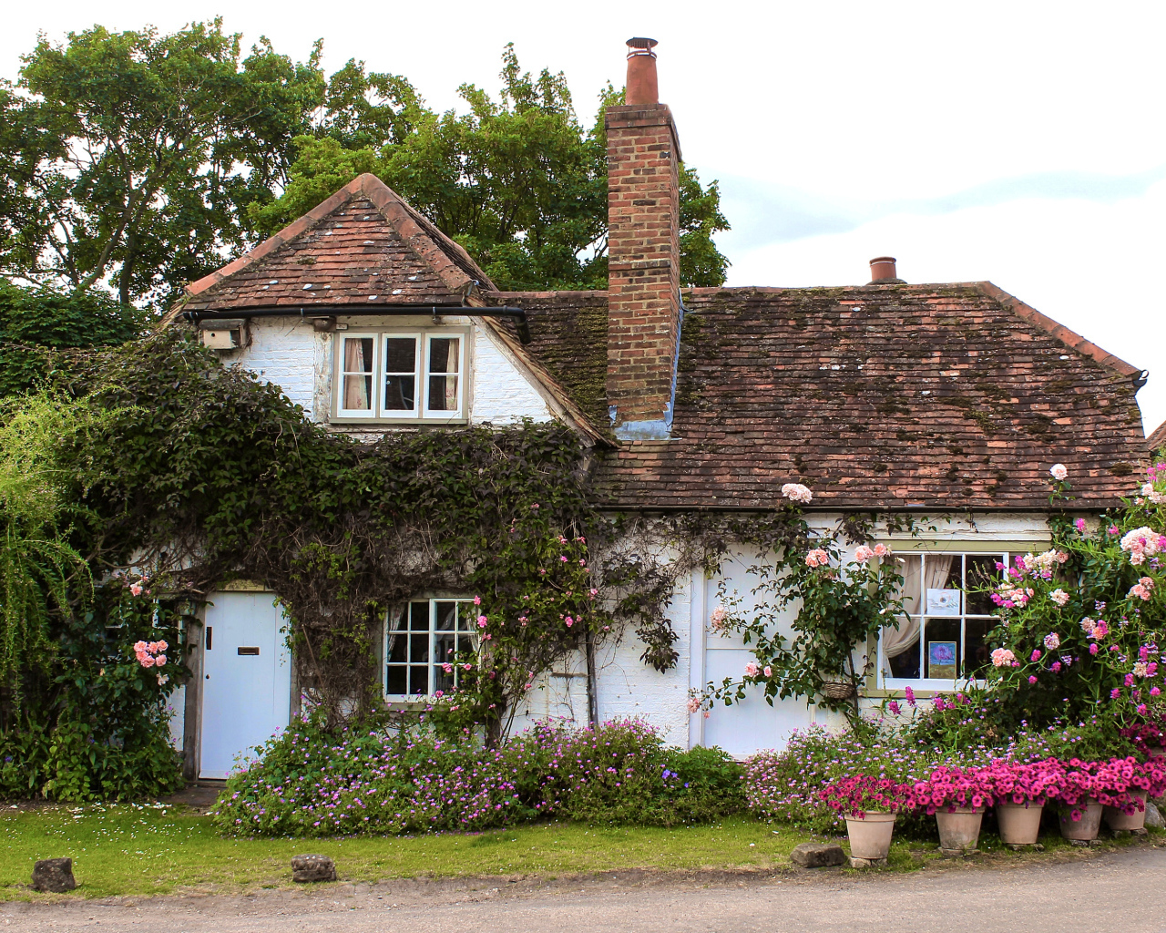 Красивый дом с цветами, Англия