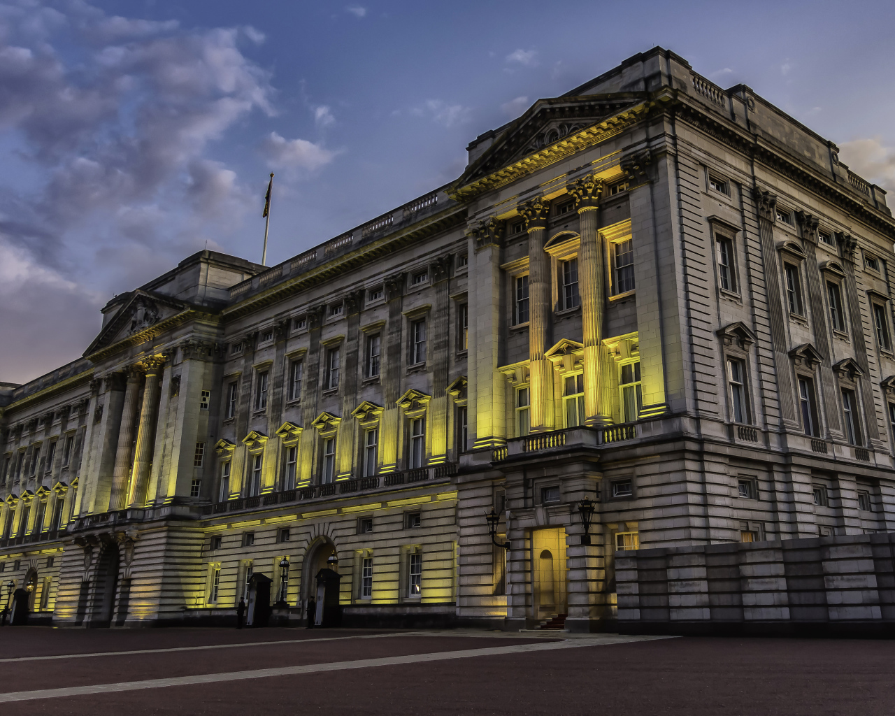 Букингемский дворец в сумерках, Лондон