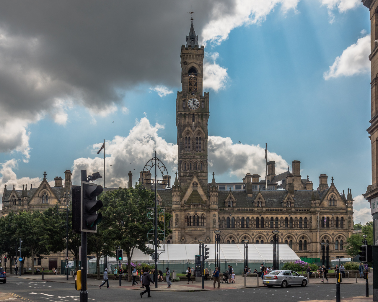 Часы на башне в городе, Англия