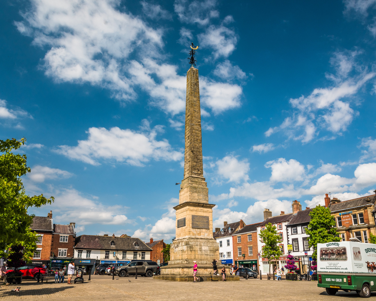 Монумент в центре города под голубым небом,Англия 