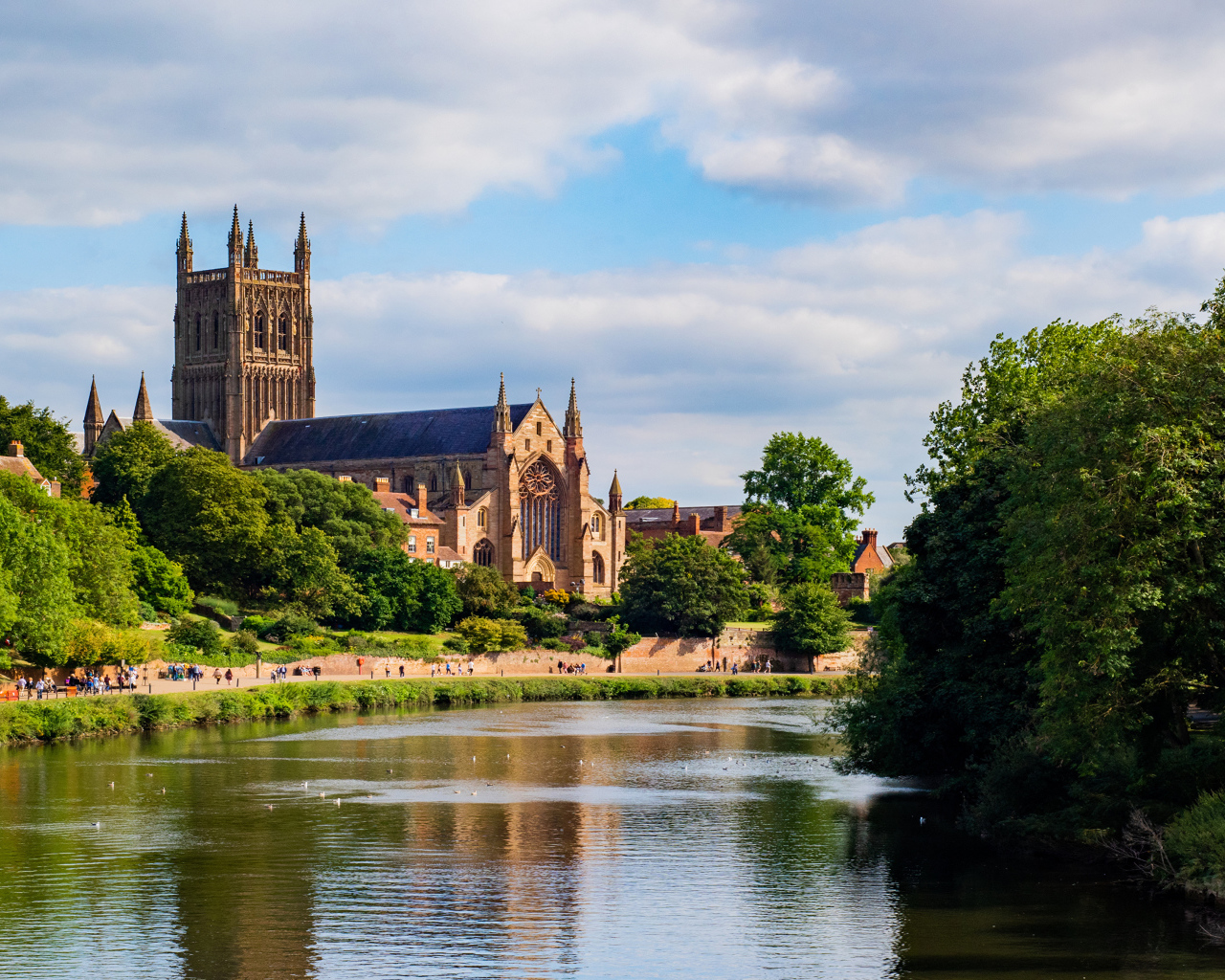 Старинный красивый дом у реки, Англия 